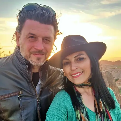 Kapadokya’da gün batımında rehber İlker ve Kezban birlikte çekilmiş fotoğraf